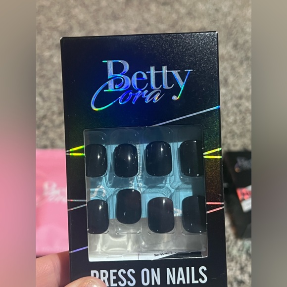 Betty Cora press on/glue on nails (4 sets), glue and glue off - Picture 3 of 6